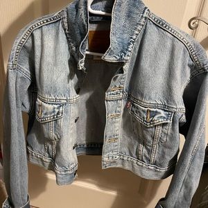 Women’s Levi’s Cropped Blue Denim Jacket. Size XS.